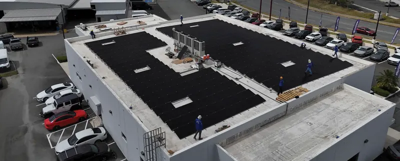 Sistema fotovoltaico montado sobre techo comercial